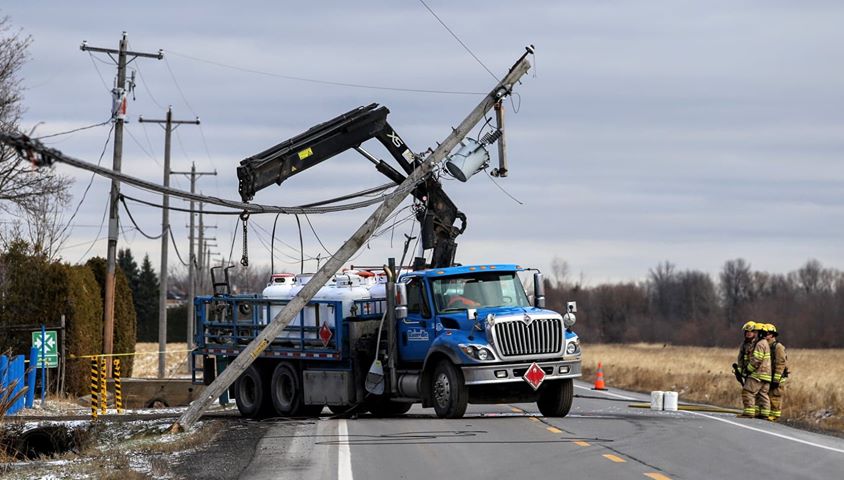 Un camion fauche un poteau électrique à Saint-Philippe