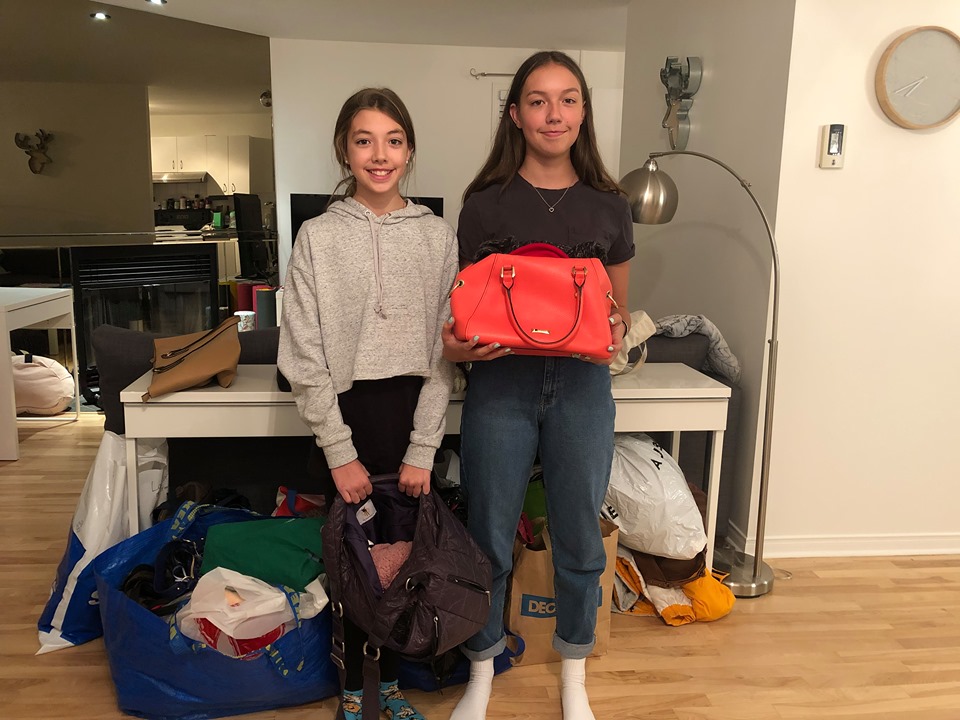 Deux adolescentes amassent des sacoches remplies pour les femmes itinérantes