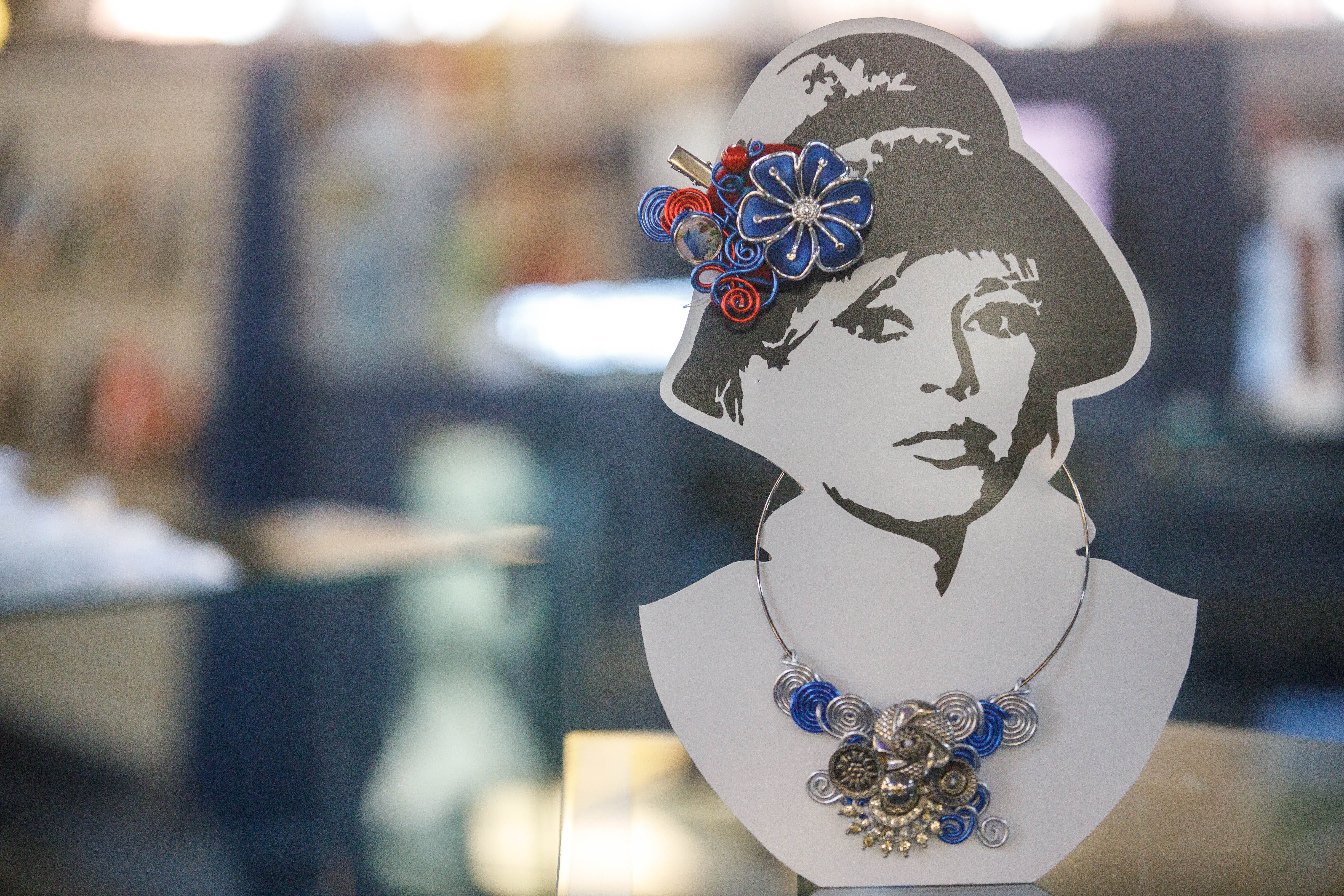 EN VIDÉO – Une exposition de bijoux en fil d&rsquo;aluminium à La Prairie