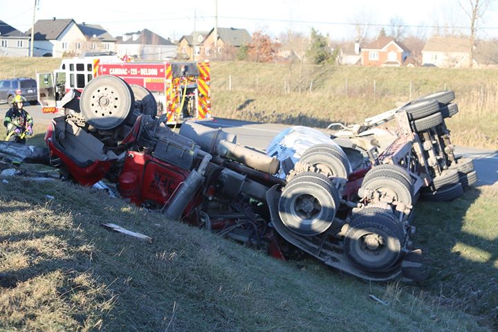 Un poids lourd se renverse dans l&rsquo;échangeur 930 à Candiac