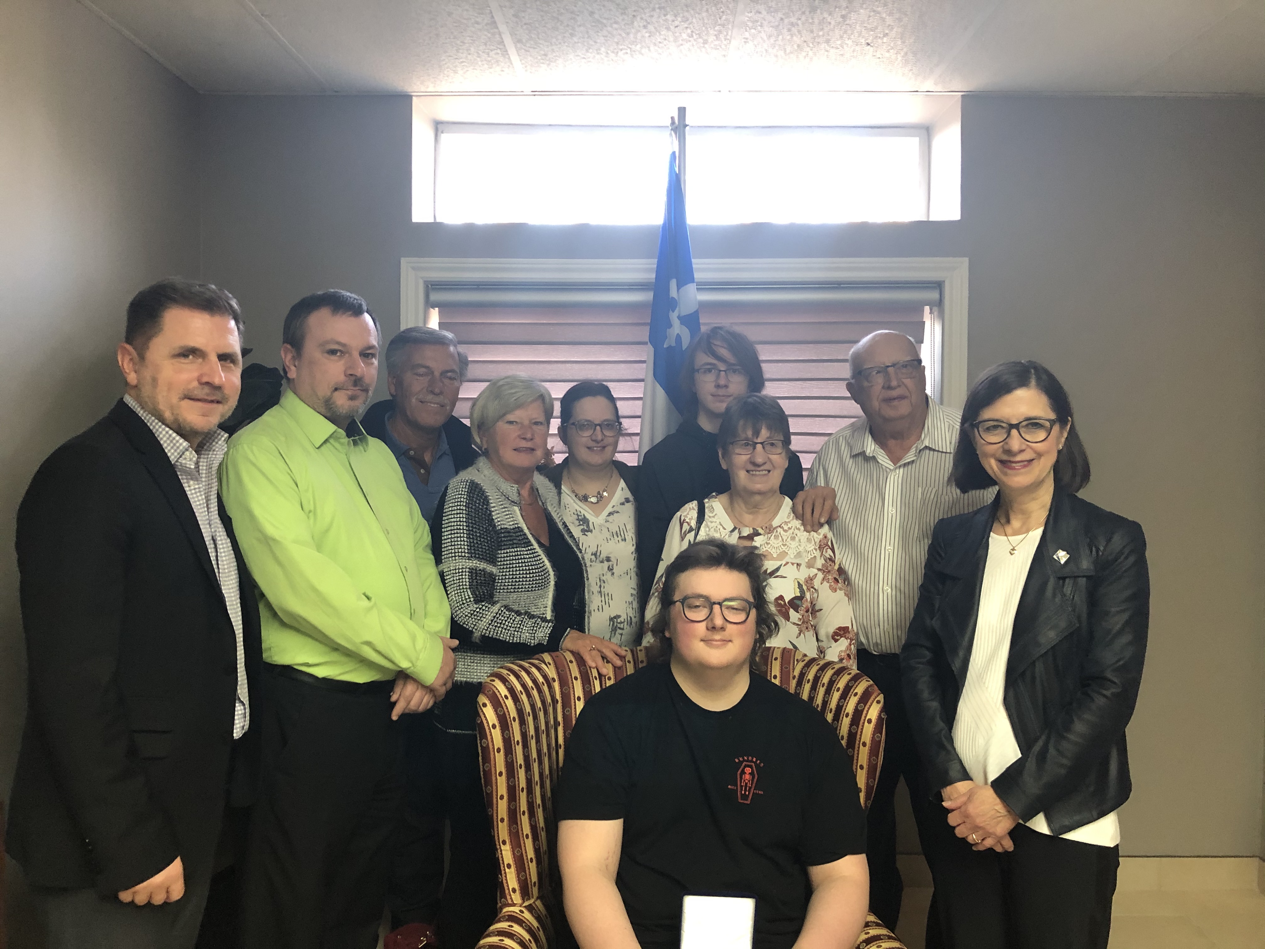 Un Constantin en rémission du cancer reçoit une médaille de l’Assemblée nationale