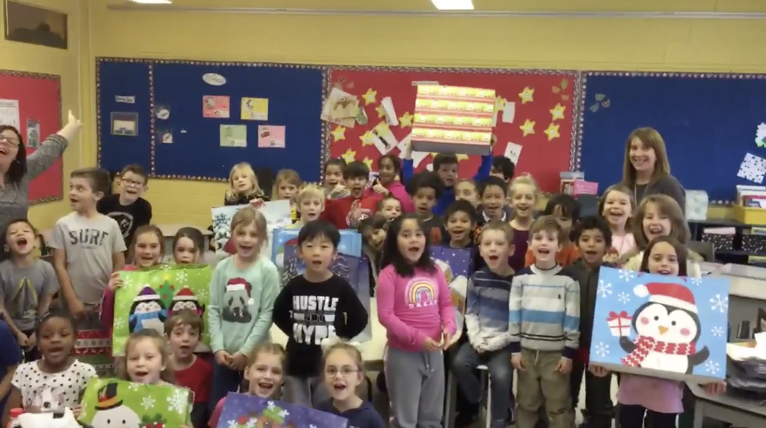 Des élèves fabriquent des décorations pour des enfants malades