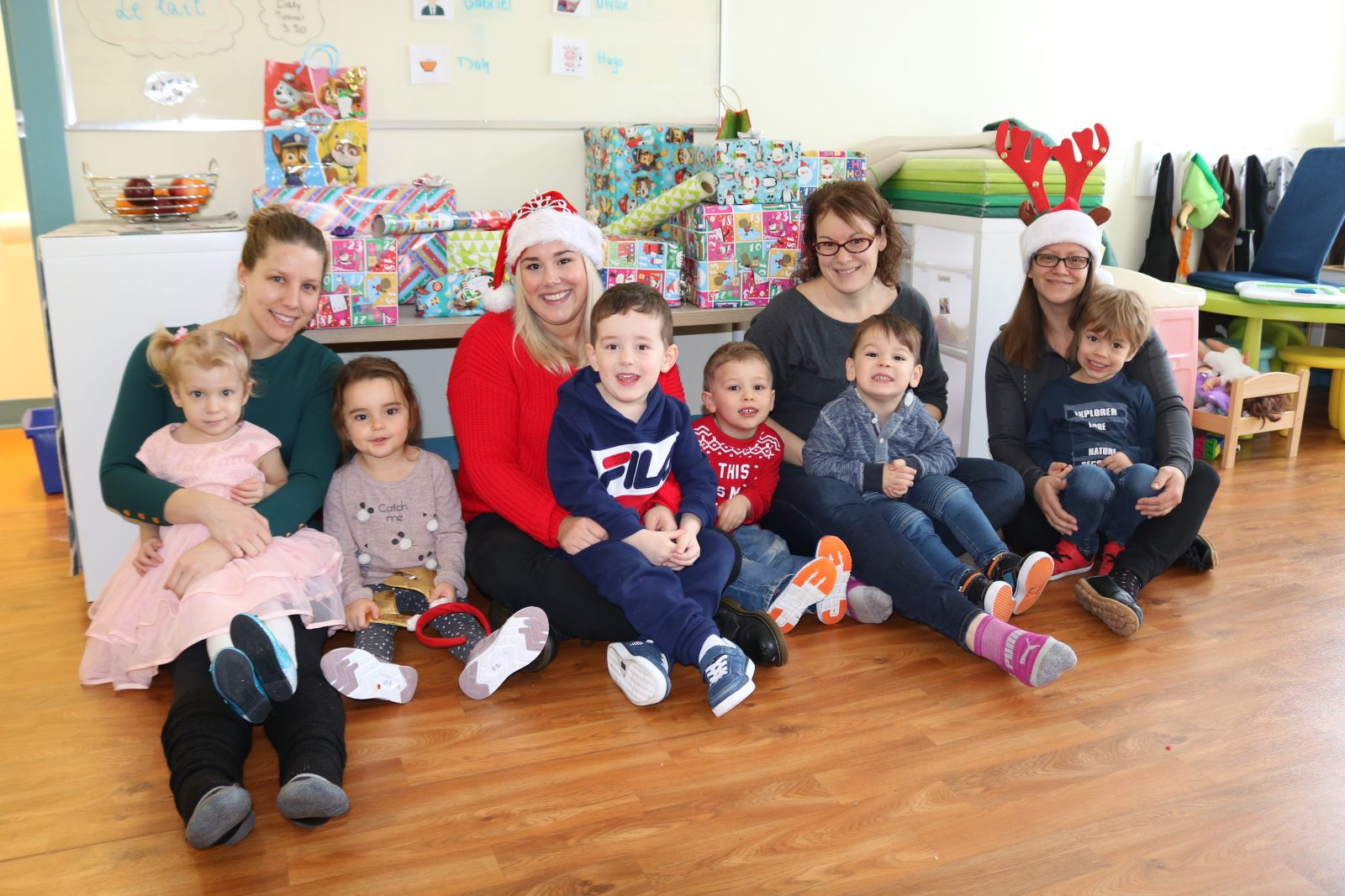 Les enfants d’une garderie aident le Père Noël