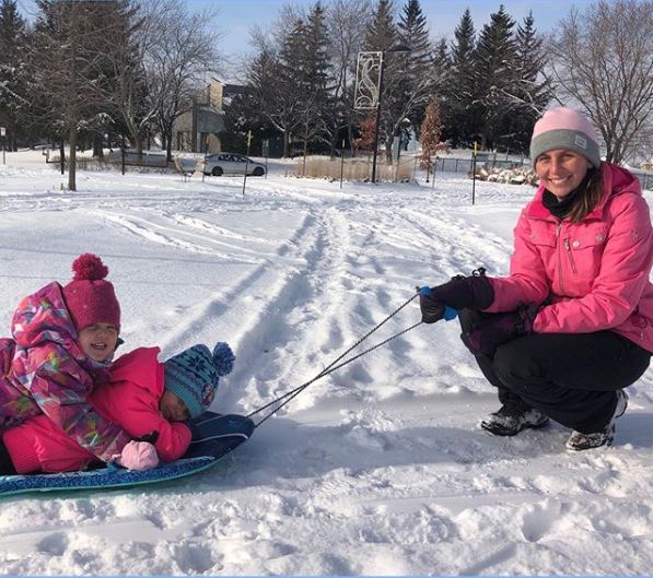 Son défi de jouer dehors tous les jours fait des petits