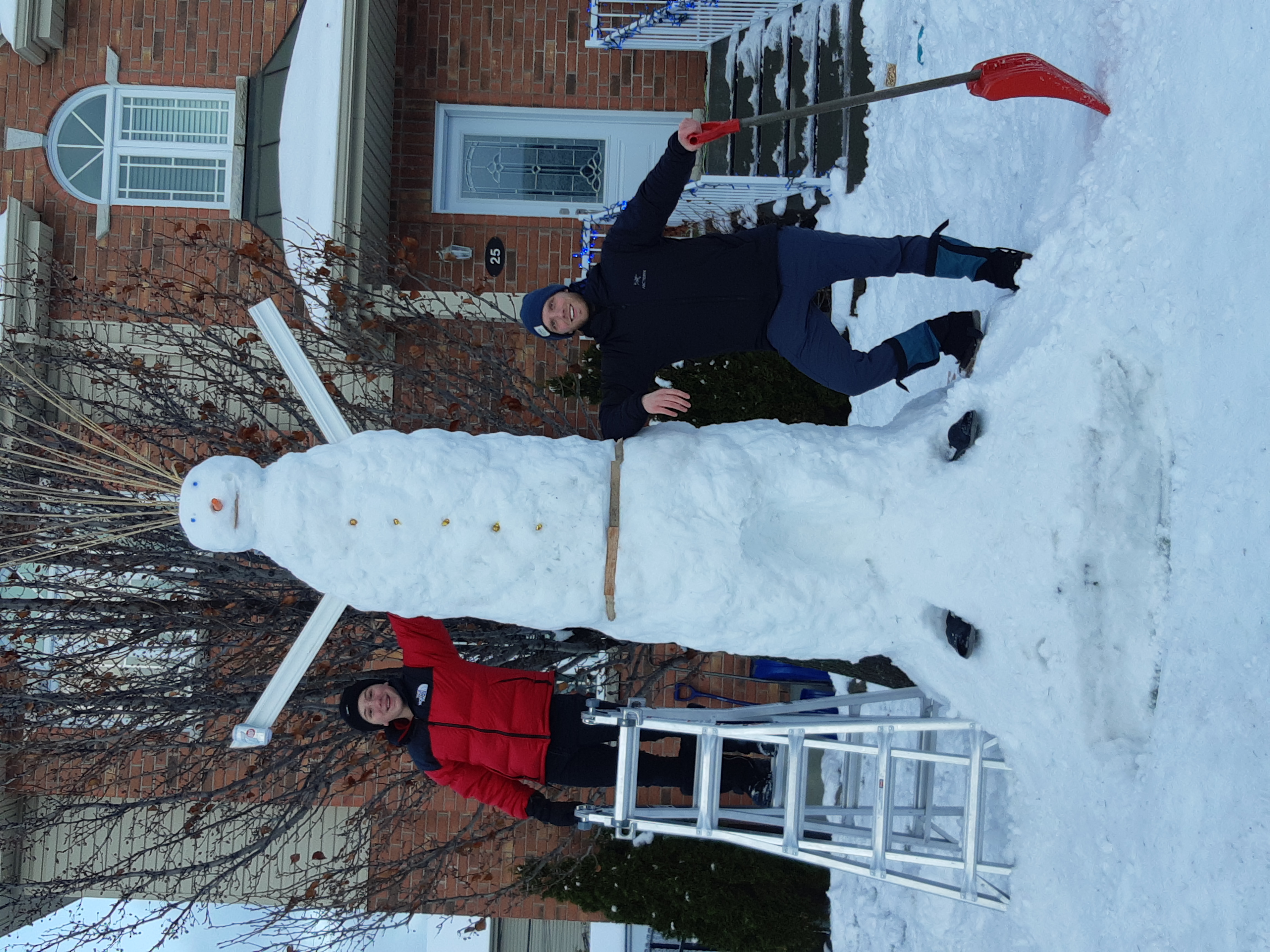 Deux frères érigent un bonhomme de neige de 4 mètres à La Prairie