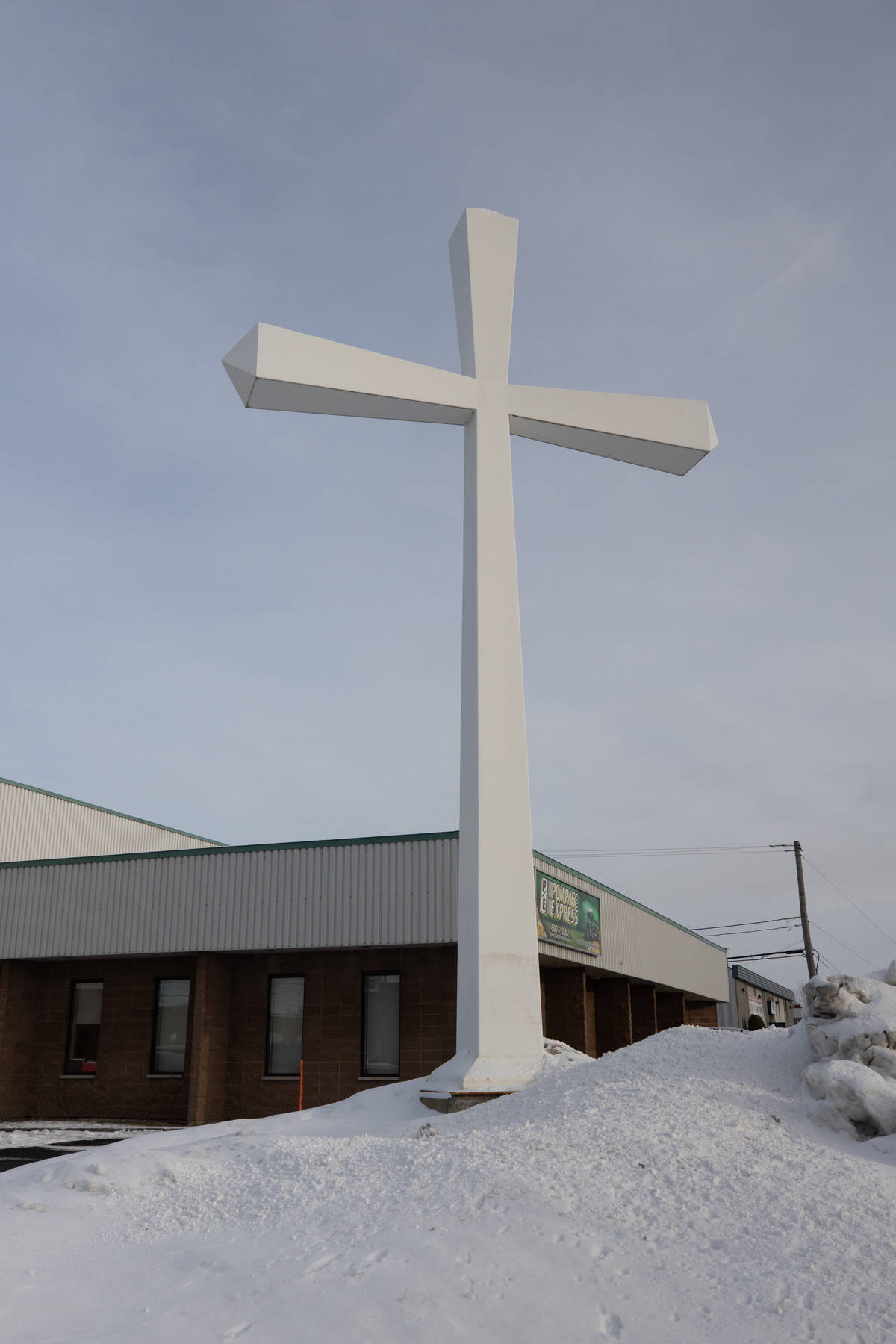 Pourquoi y a-t-il une croix blanche à Delson ?