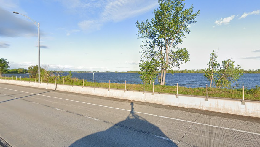 Un grillage permanent le long de la route 132, à La Prairie