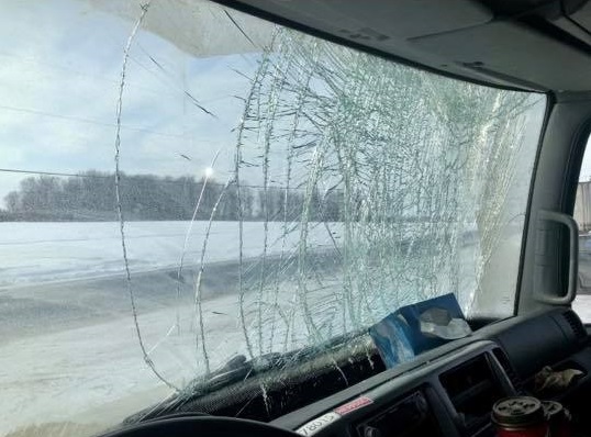 Une plaque de glace fracasse leur pare-brise