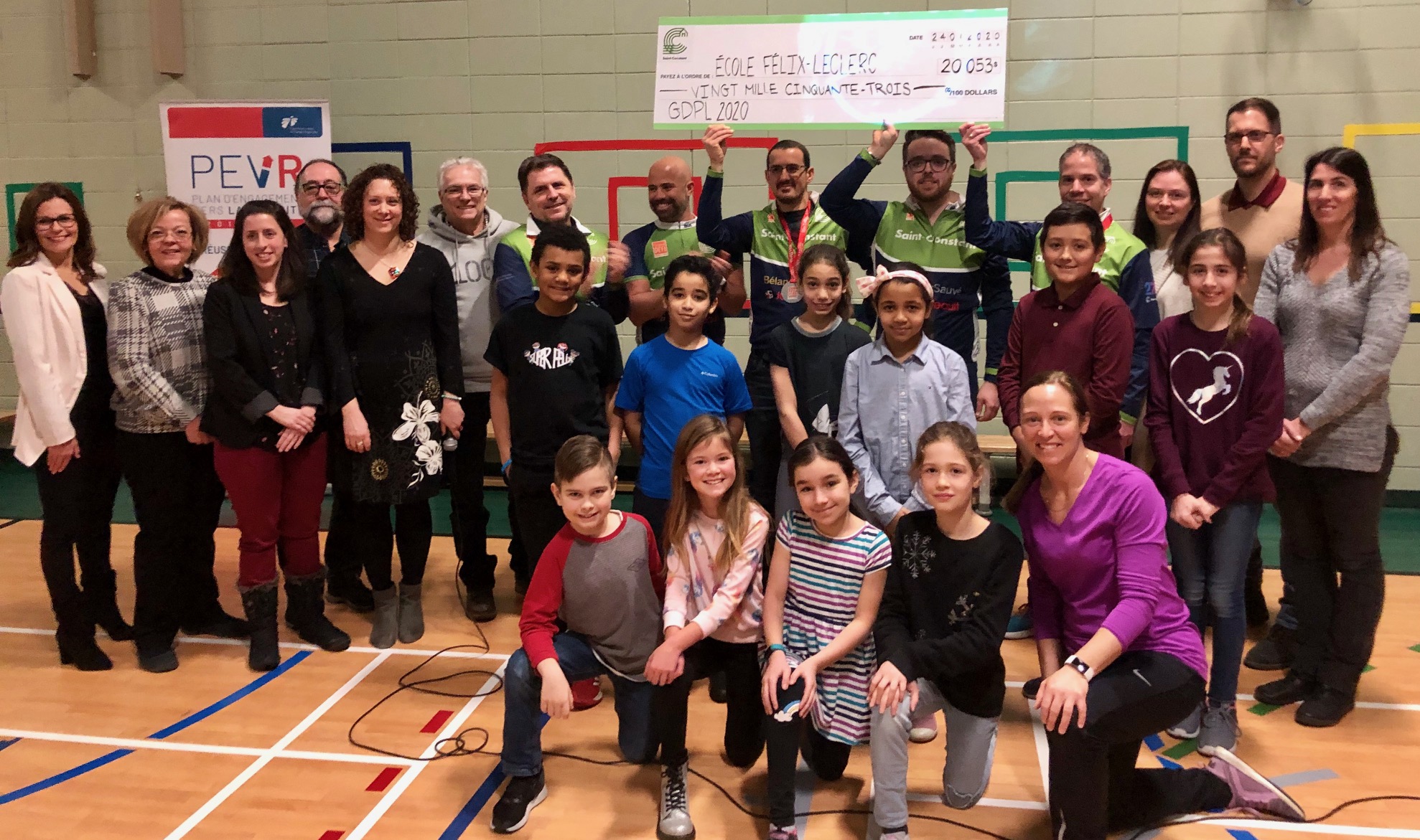 L’équipe de Saint-Constant du Grand Défi Pierre Lavoie remet 20 000 $ à l’école Félix-Leclerc