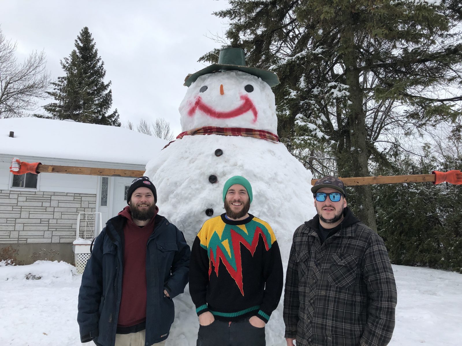 Des amis réalisent un méga bonhomme de neige