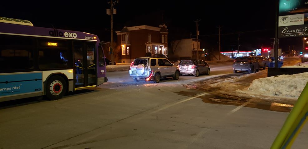 Deux véhicules et un autobus impliqués dans un tamponnage