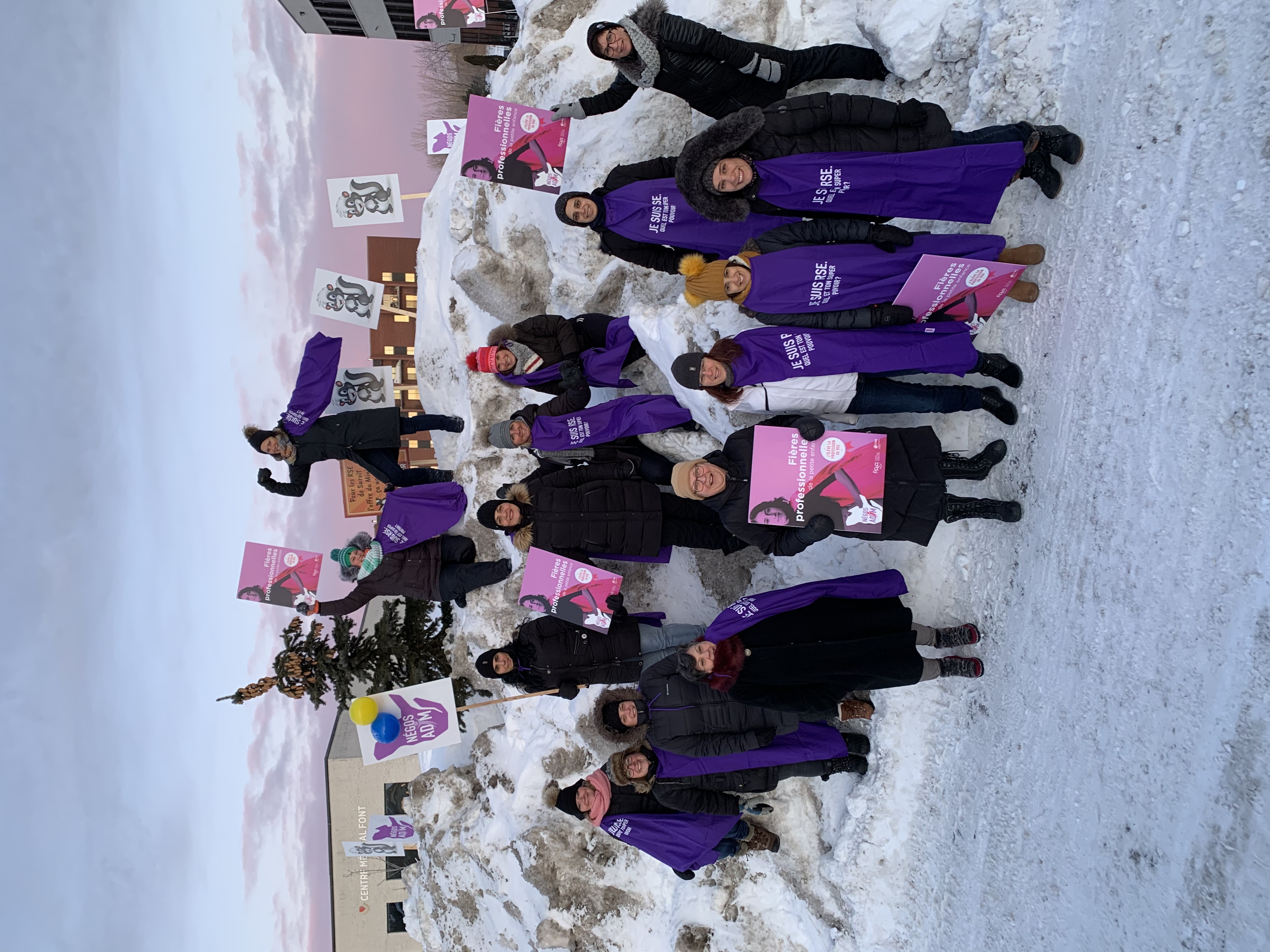 Les responsables en services éducatifs à la petite enfance manifestent devant le bureau de Christian Dubé