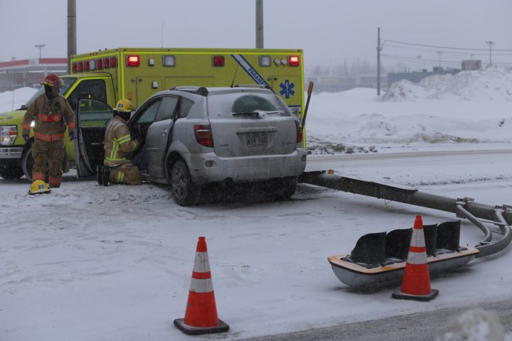 Collision sur la route 132, un feu de circulation fauché