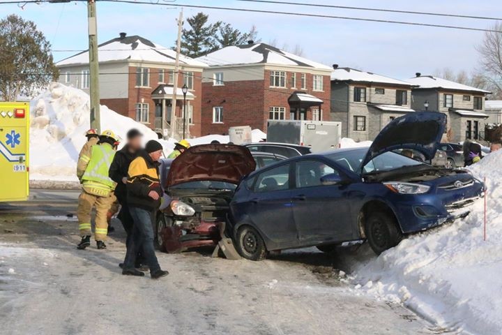 Trois véhicules impliqués dans une collision à Saint-Constant