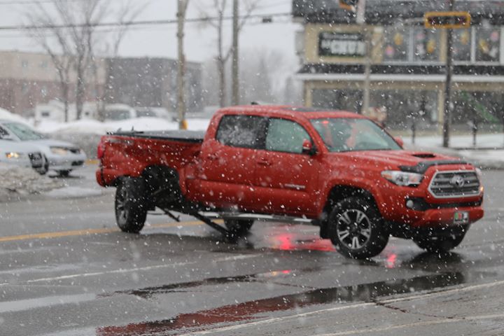 Il provoque un accident en brûlant un feu de circulation en panne