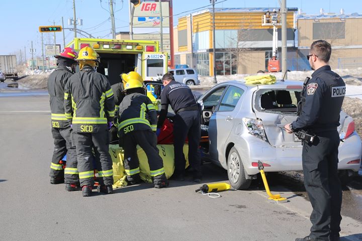 Un camion semi-remorque emboutit une voiture sur la route 132