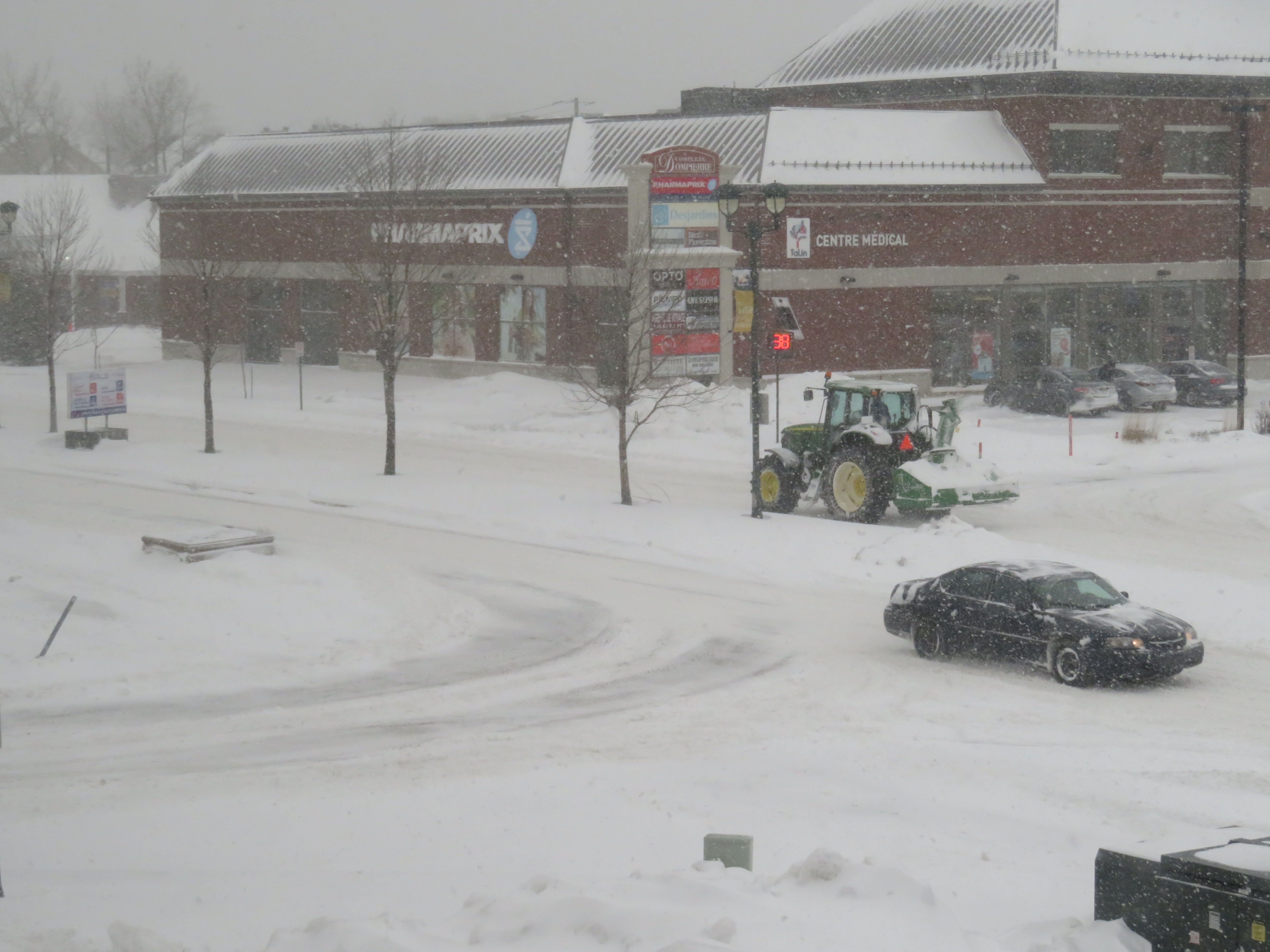 Chaussée couverte et visibilité réduite sur les routes