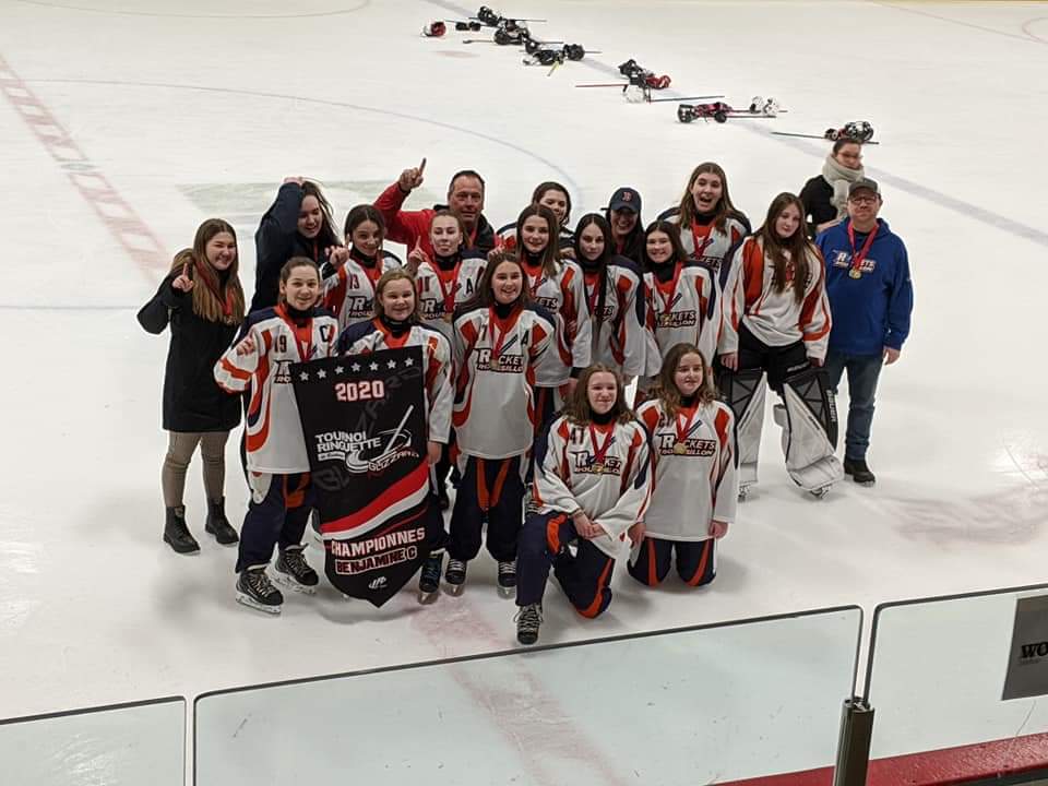 Des joueuses de ringuette s’illustrent lors d’un tournoi