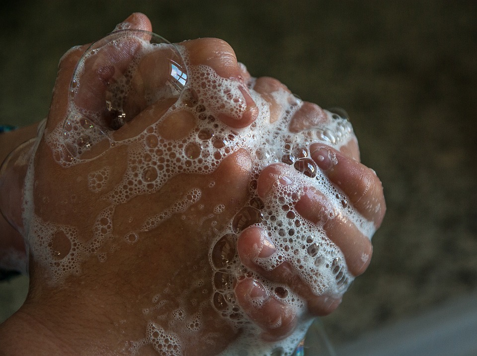 Désinfection: l’eau savonneuse encore le moyen le plus efficace selon des experts