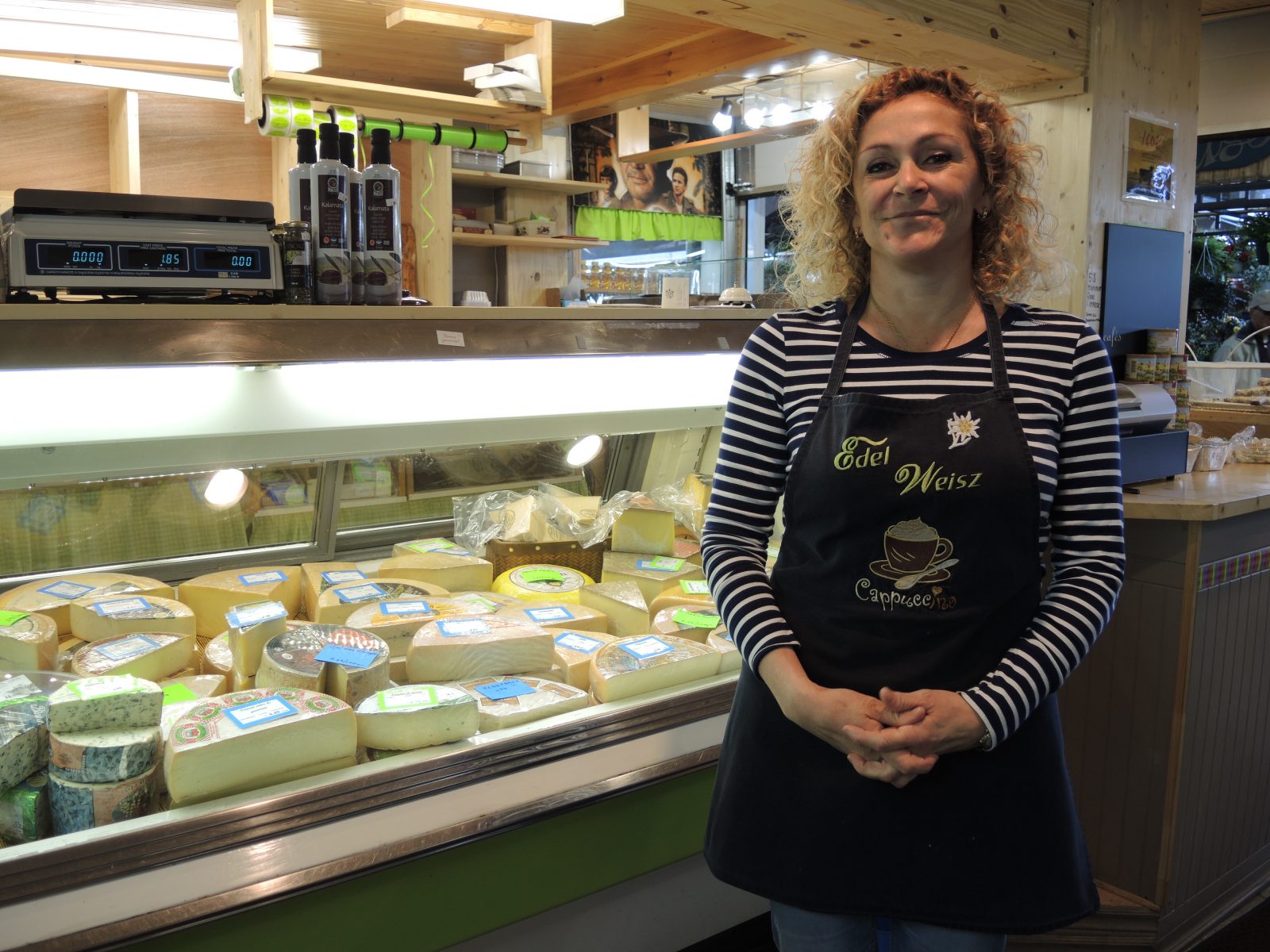 Une commerçante offre son aide pour livrer des épiceries