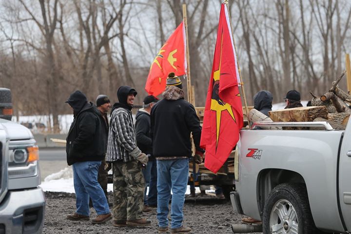 Les manifestants quittent la voie ferrée à Kahnawake