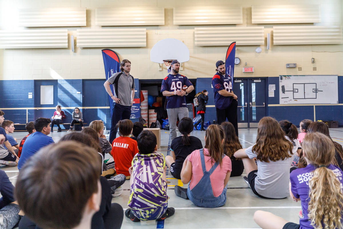 EN VIDÉO – Les Alouettes de Montréal s&rsquo;arrêtent dans une école primaire à Sainte-Catherine