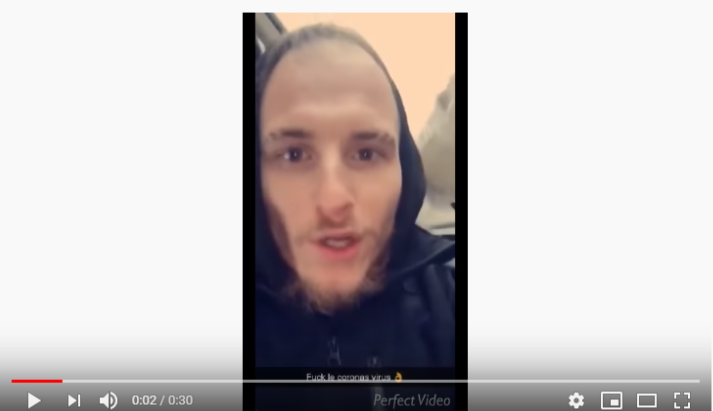 Il lèche des surfaces dans un autobus de la Rive-Sud