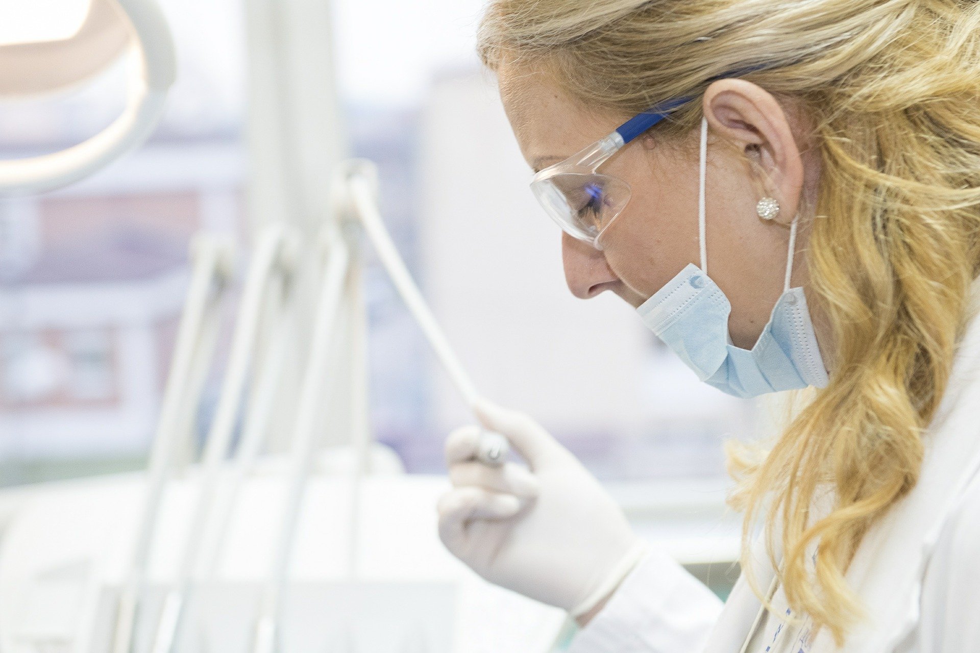 Mesures sanitaires strictes chez les dentistes et denturologistes