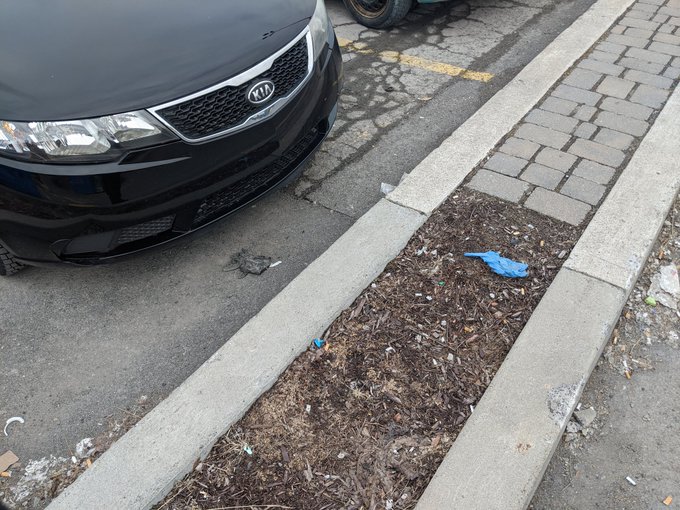 Un citoyen dénonce la pollution de gants de protection