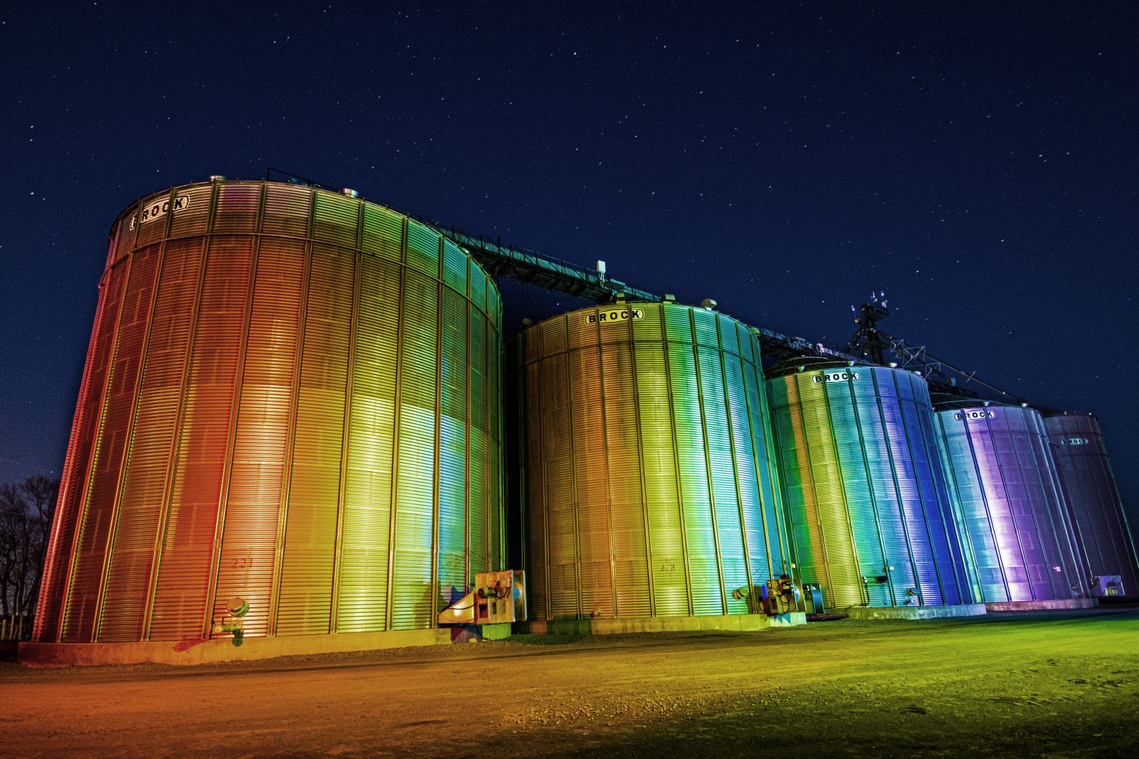 COVID-19 : l’arc-en-ciel «Ça va bien aller» brille en grand sur des silos