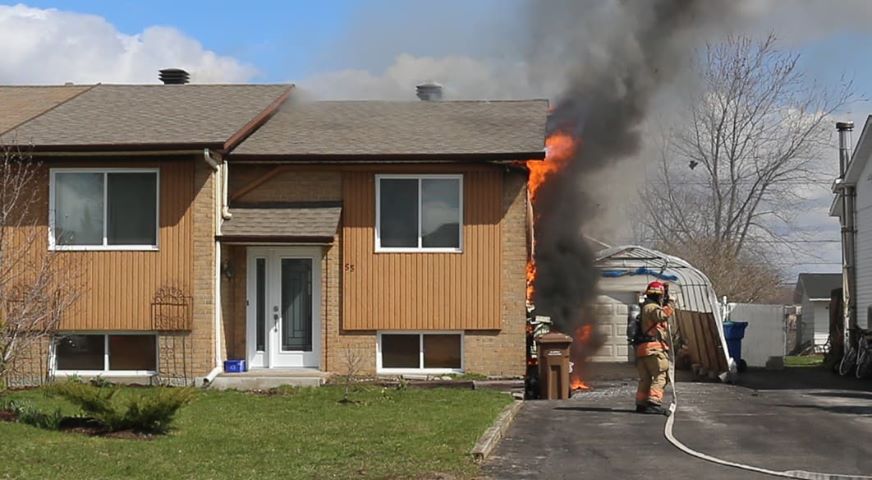 Début d&rsquo;incendie à l&rsquo;extérieur d&rsquo;une résidence à Saint-Constant