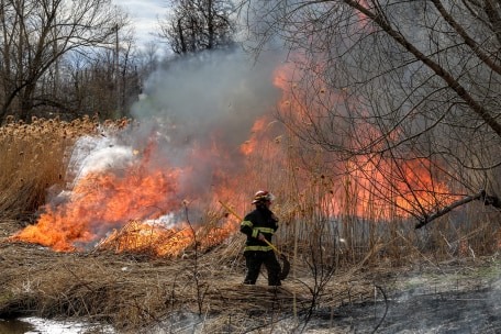 VIDÉOS – Un feu de broussailles de nature suspecte à Delson