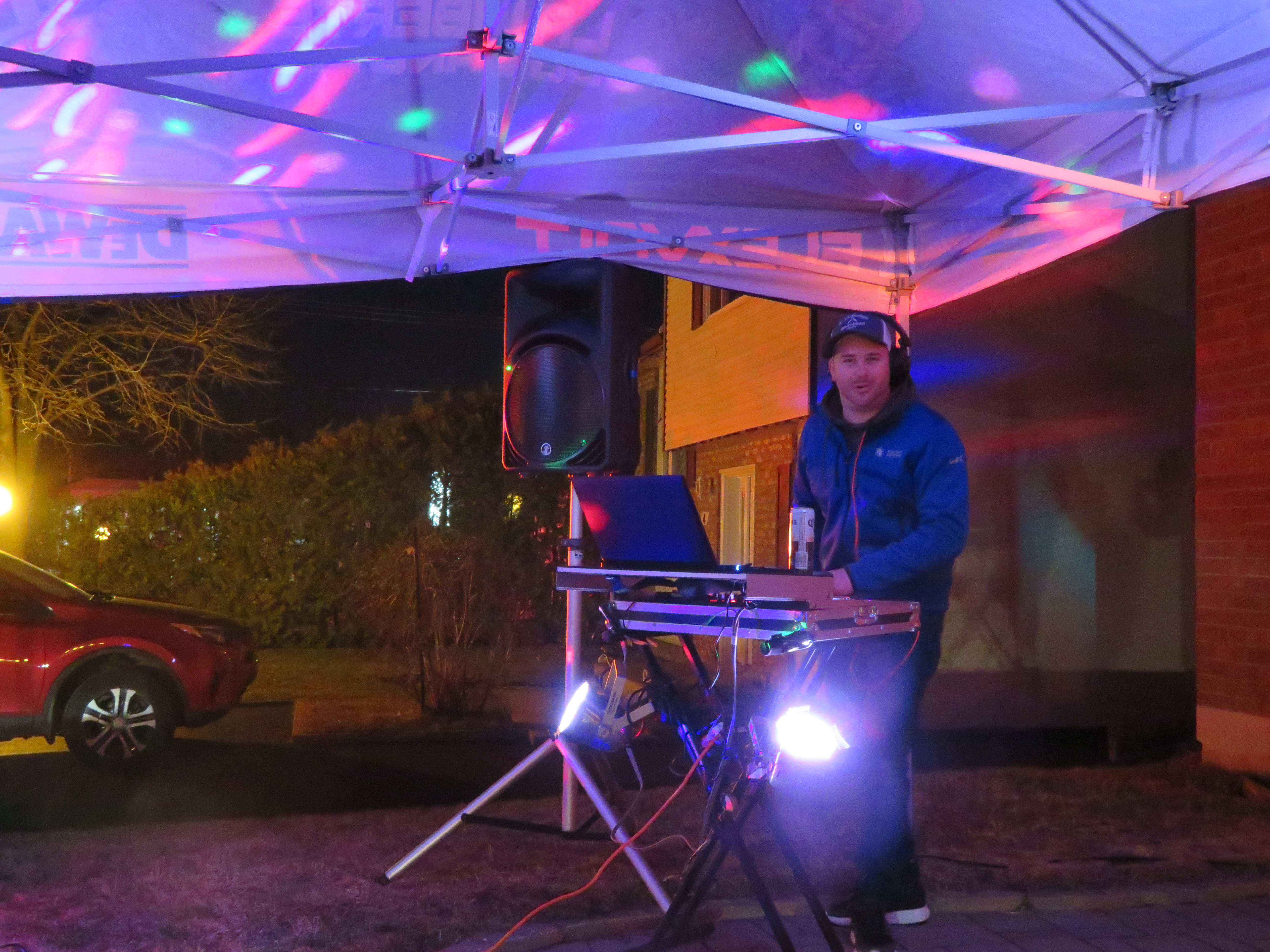 VIDÉO – DJ devant chez lui pour ses voisins et les «anges gardiens»