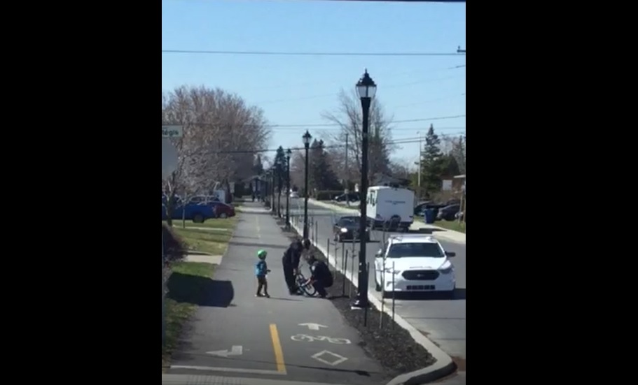 VIDÉO – Des policiers replacent la chaîne de vélo d&rsquo;un enfant