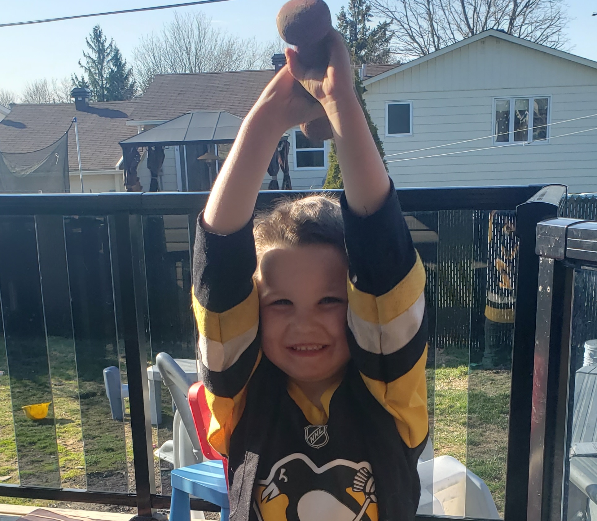 Le petit William se réconcilie avec la police grâce à sa chaîne replacée