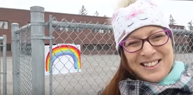 Les enseignants d’une école filment des messages à leurs élèves