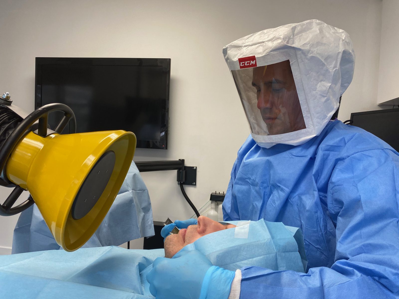 Une entreprise de Saint-Hubert contribue à un prototype de cagoules de protection