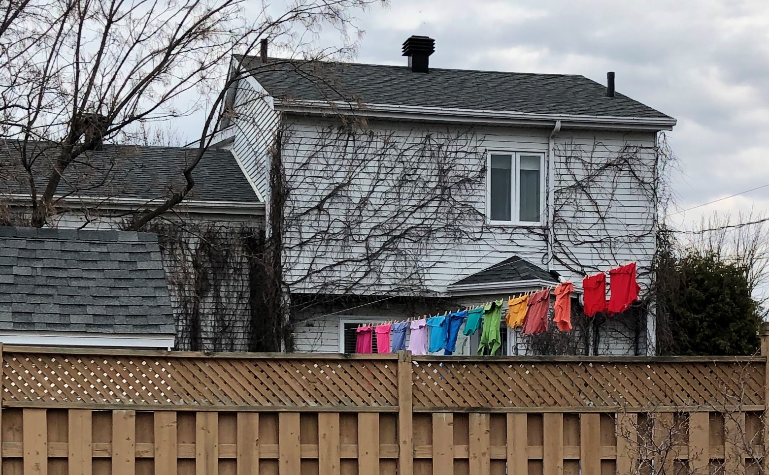 Une corde à linge arc-en-ciel