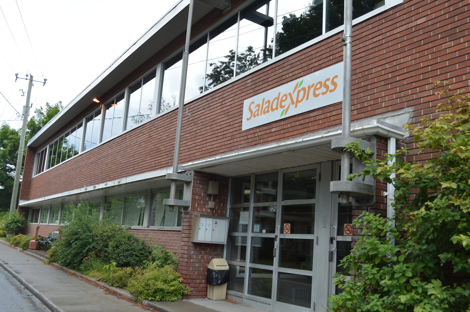Saint-Rémi : Saladexpress poursuit ses activités et embauche