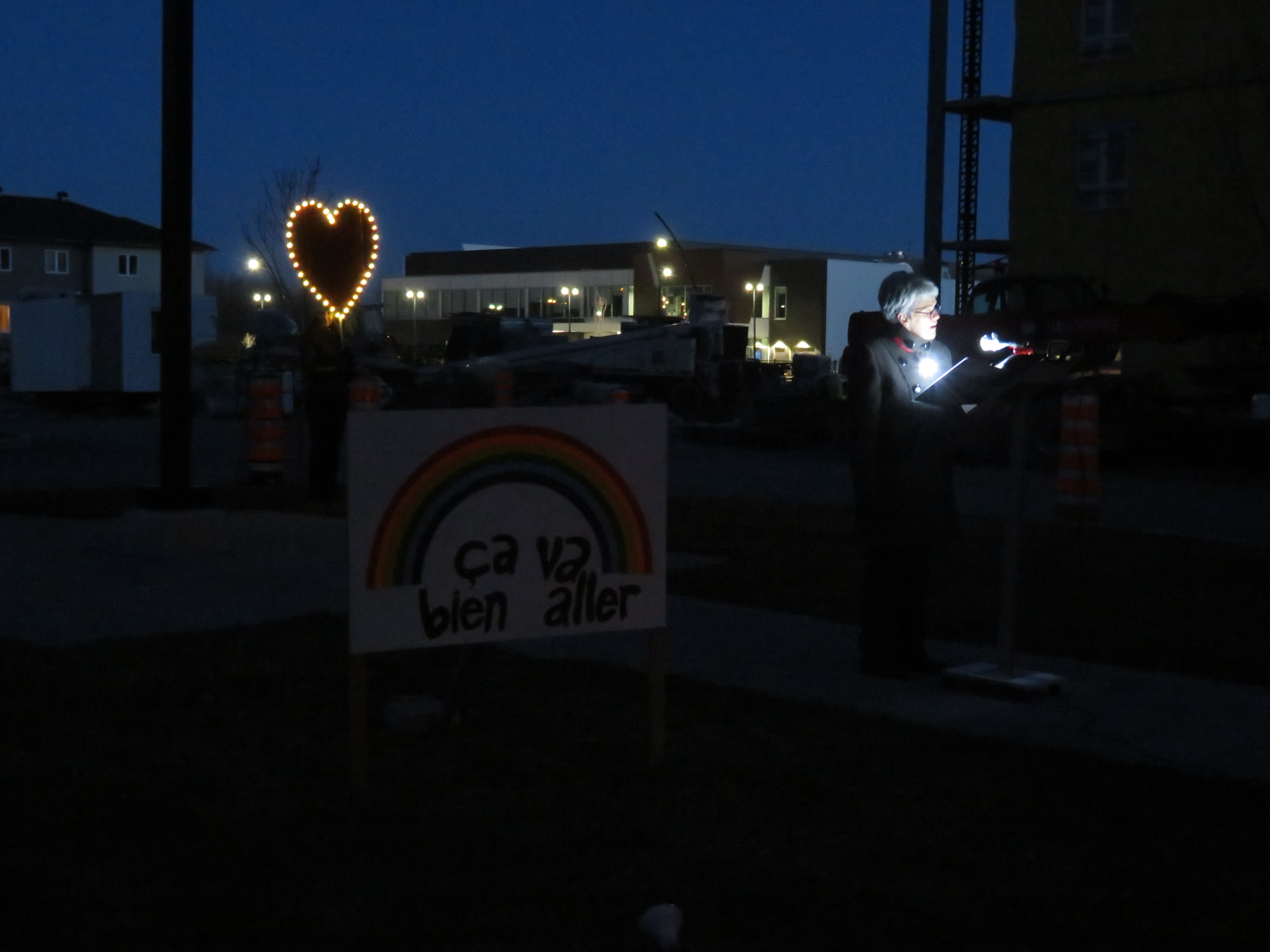 VIDÉO – Soirée de prières sur le balcon pour les résidents d&rsquo;Alizéa