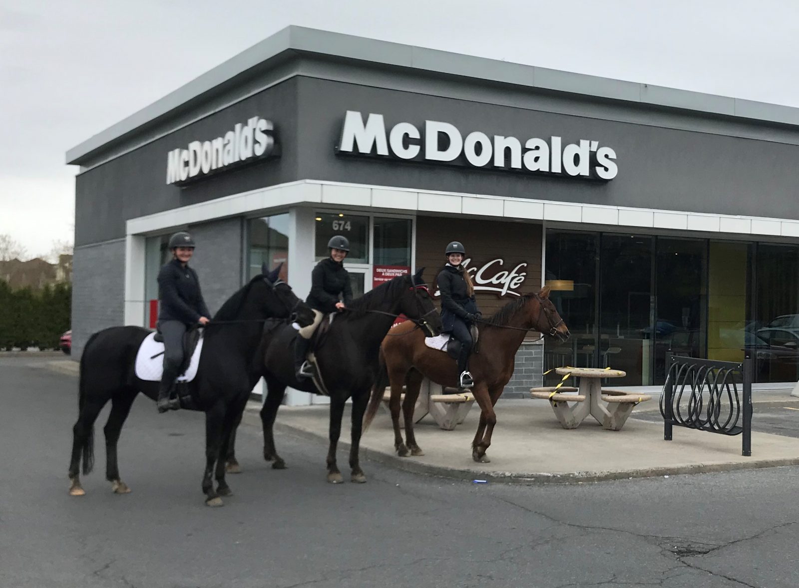 Service au… cheval au McDo !