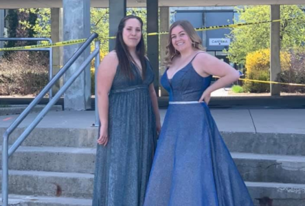 Elles vident leur casier en robe de bal pour créer un beau souvenir