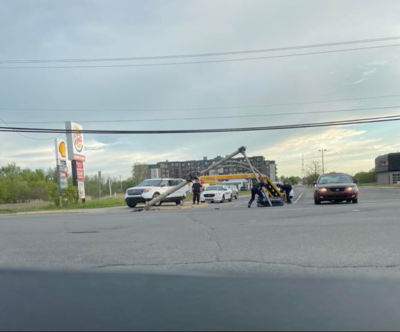 Poteau de signalisation fauché par une conductrice distraite