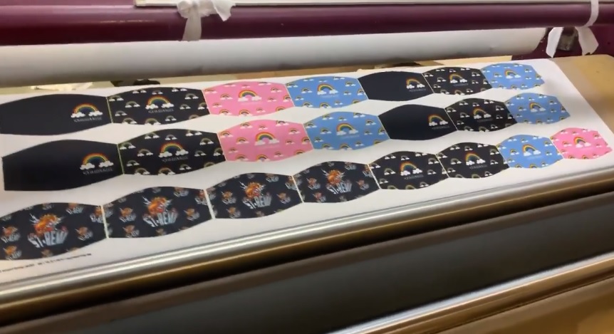 VIDÉO – Une entreprise d’ici troque l’équipement sportif pour les masques