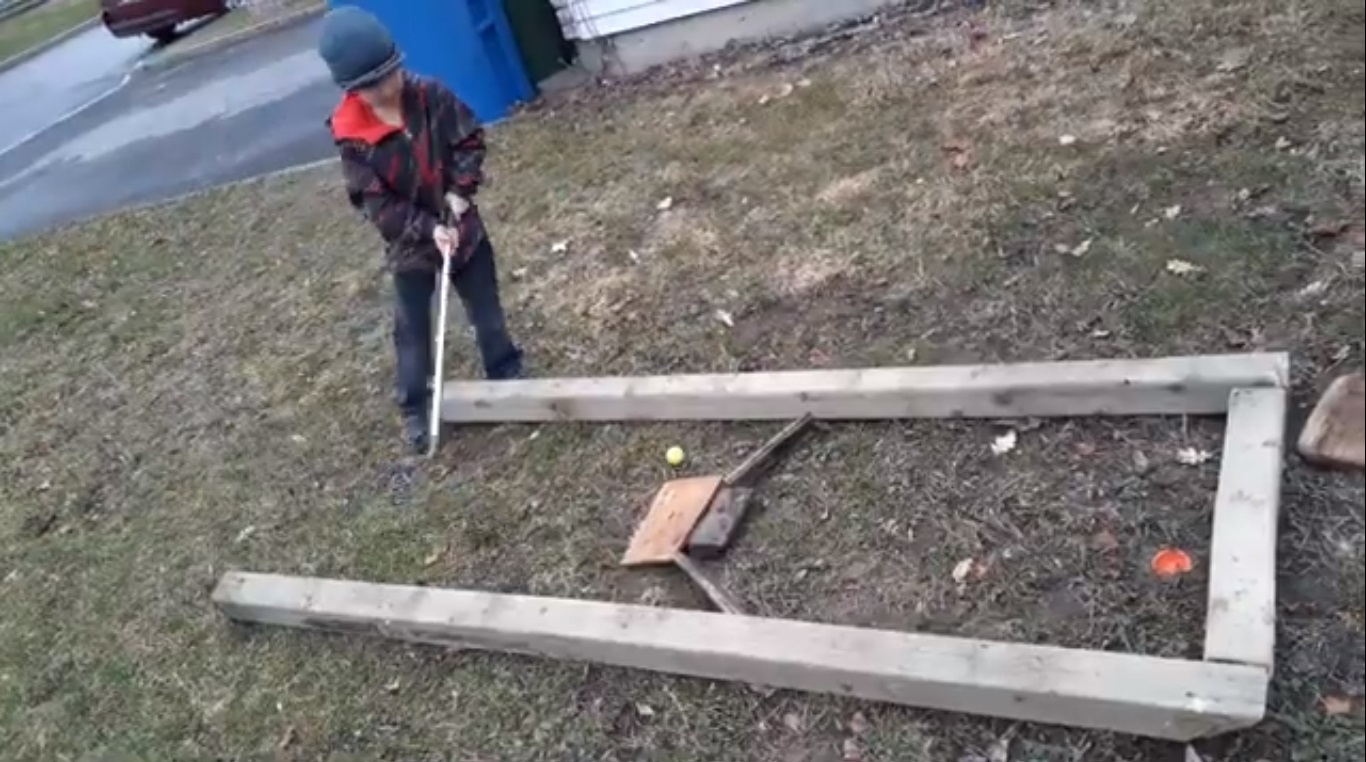 VIDÉO – Un père et son fils jouent au mini-golf spécial confinement