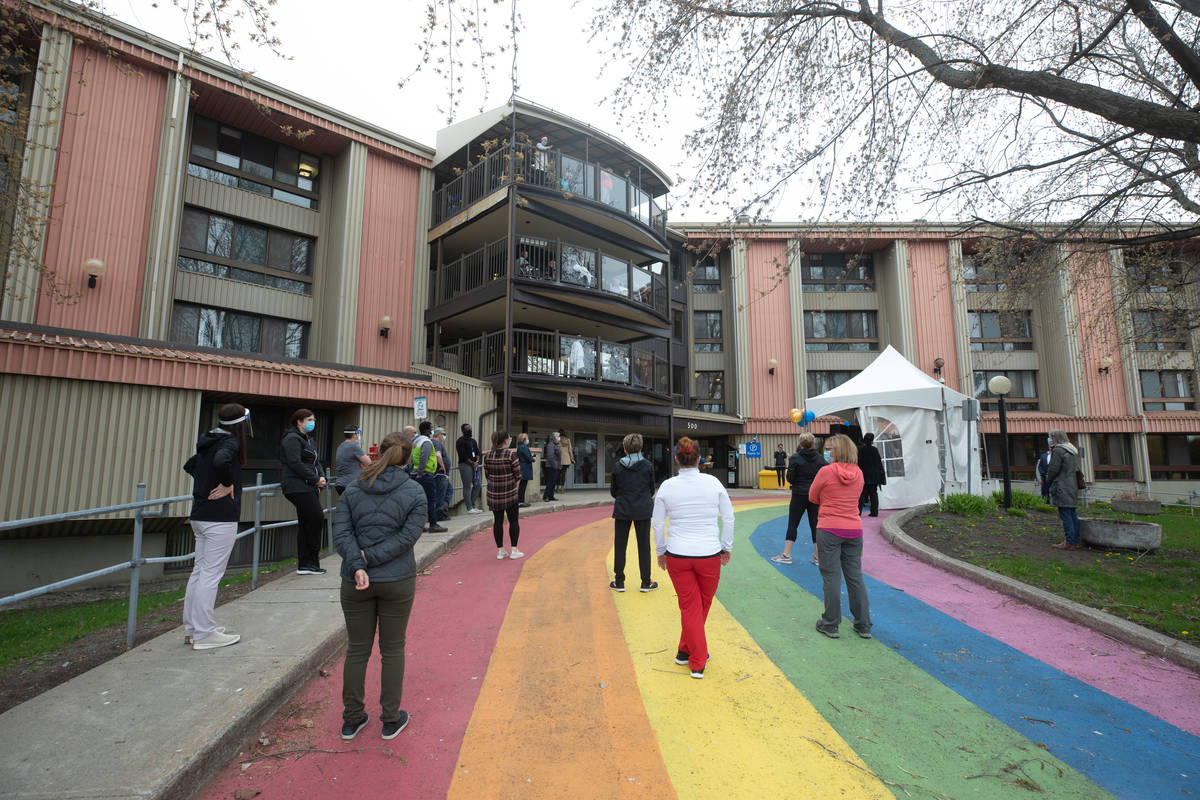 VIDÉOS – Des bracelets remis au personnel du CHSLD La Prairie en signe de reconnaissance