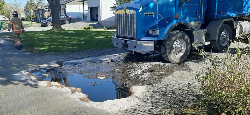 Un camion perd 300 litres de diesel à Saint-Constant