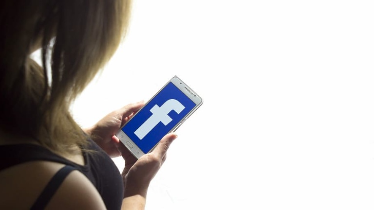 Brossard suspend ses publicités sur Facebook