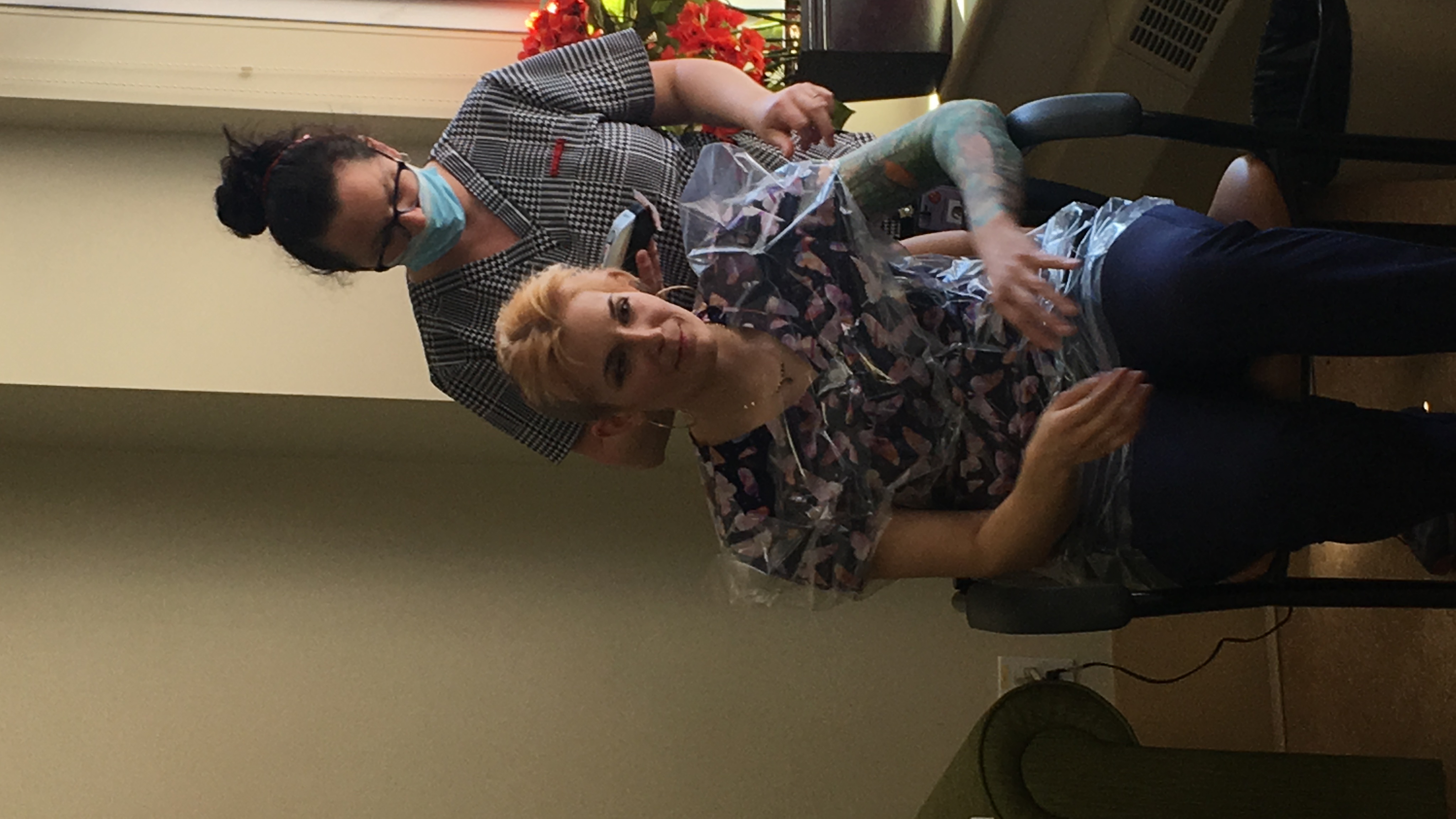 VIDÉO – Les cheveux rasés pour un vaccin contre la COVID-19