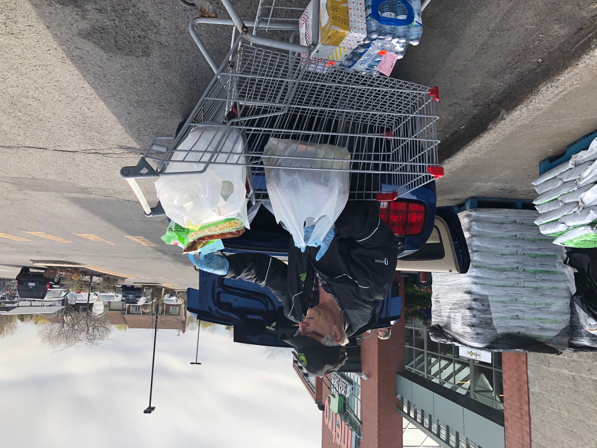 Les conseillers de Saint-Constant ont livré plus d’une centaine d’épiceries